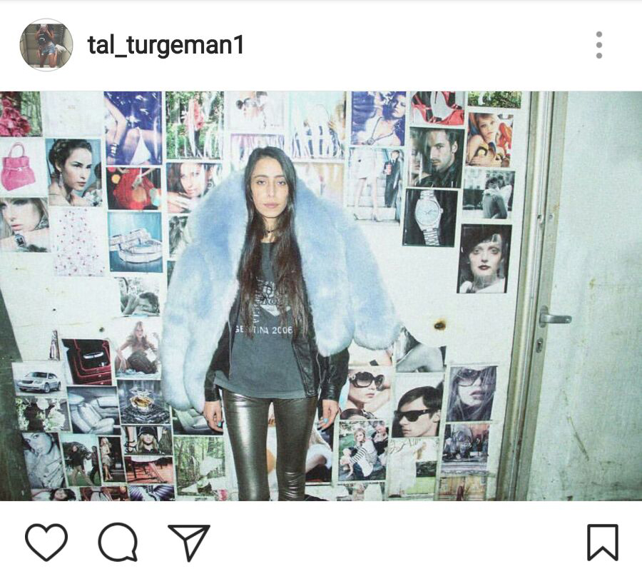 מעיל פרווה תכלת, טי שירט קודרת ומכנסיים כסופות. חם בחוץ וזה לא בגלל הקיץ